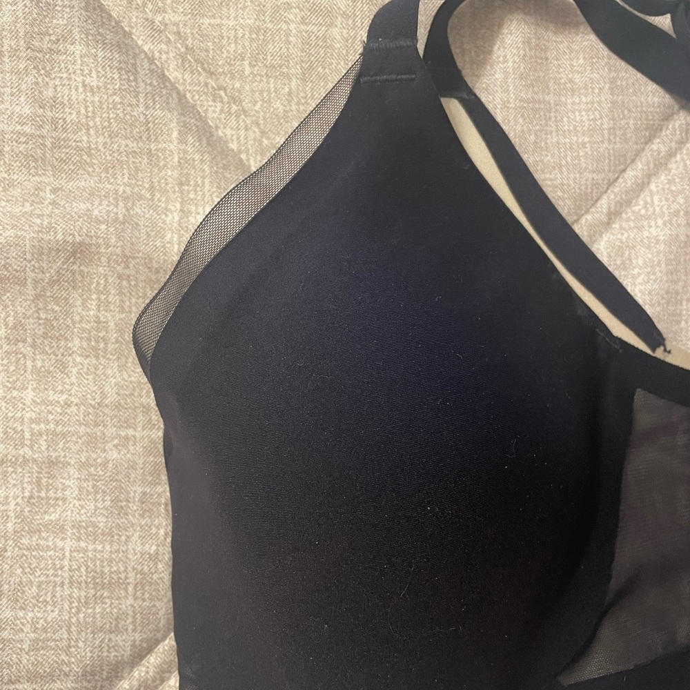 Underoutfit Black Pureshape Seamless, lightweight, adjustable.